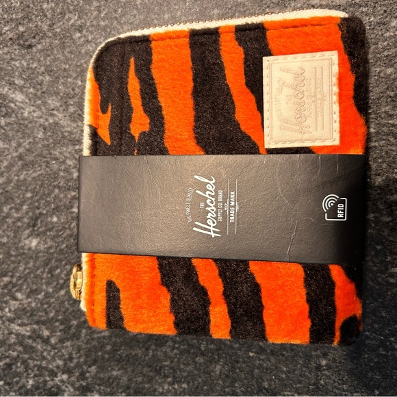 Hershel supply company small bag and wallet - Picture 7 of 7